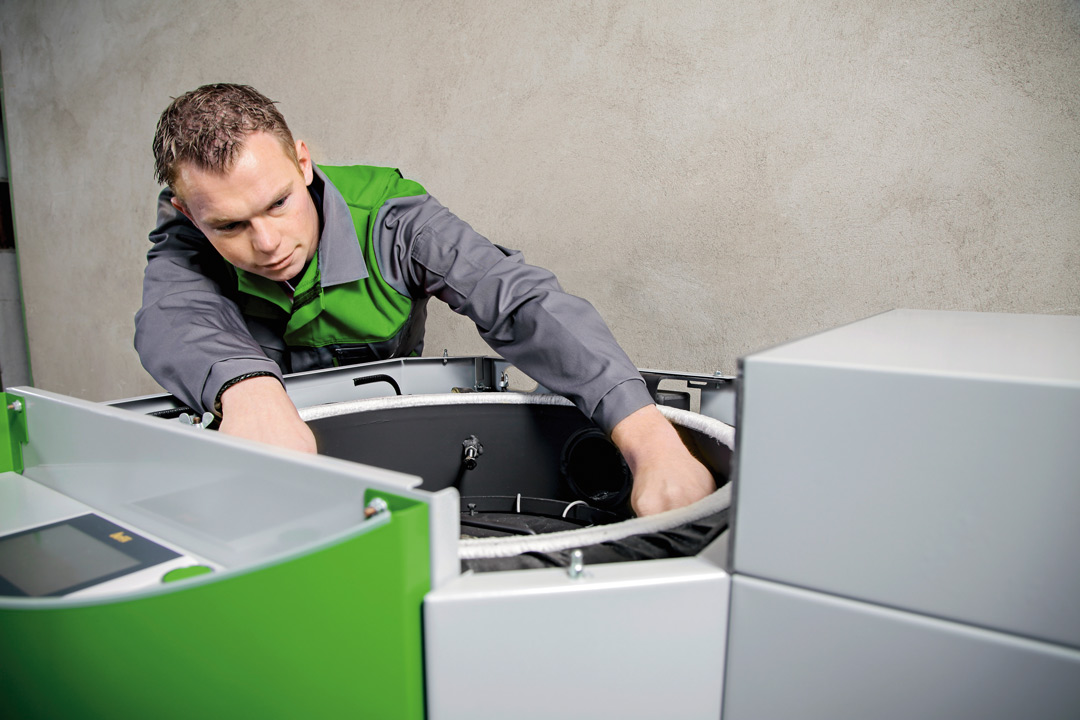 Technicien Ökoénergies maintenance et service, en intervention sur une chaudière bois